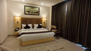 Chambre Double Confort, balcon, vue ville | Espace de travail pour ordinateur portable, Wi-Fi gratuit, draps fournis