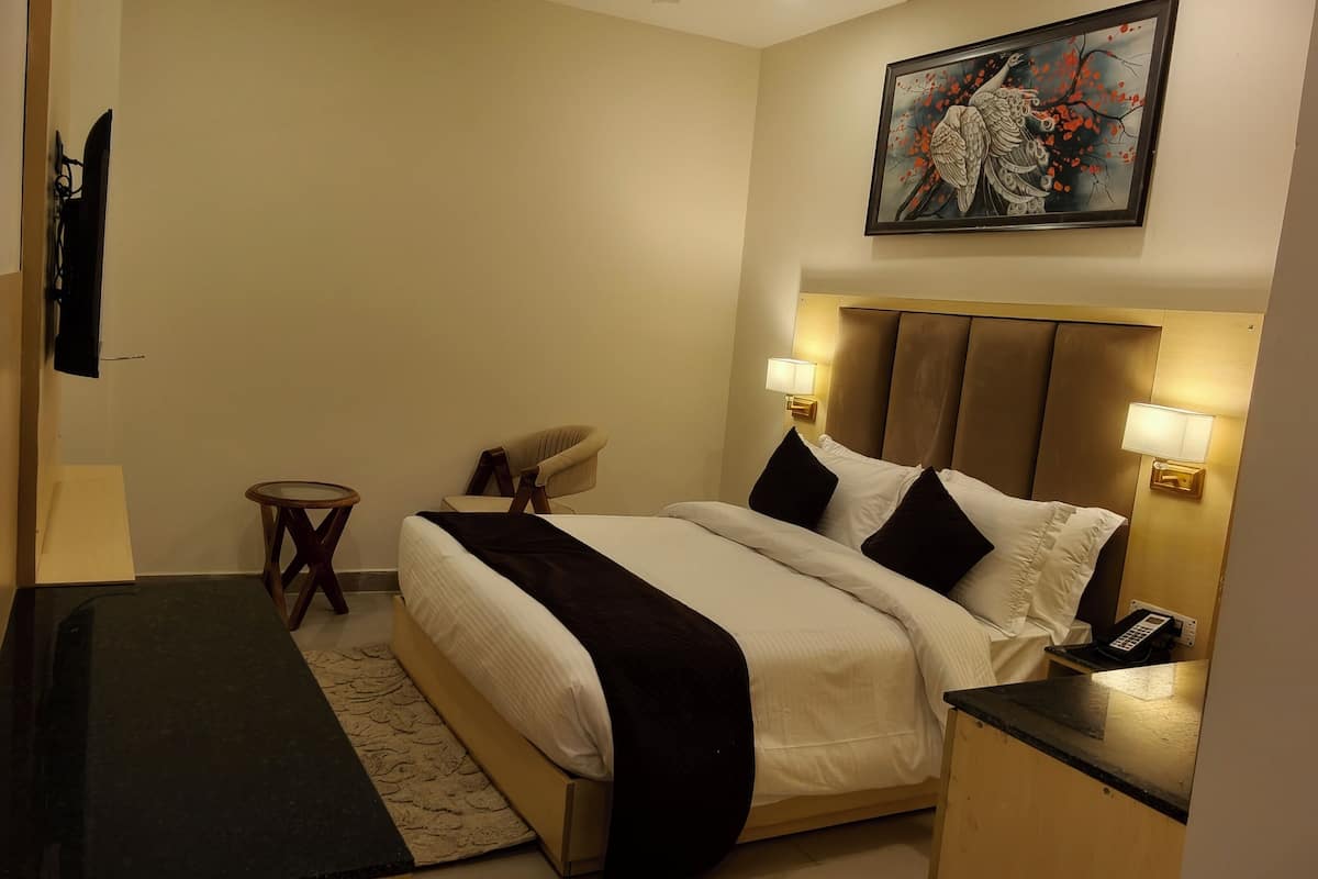 Superior Room | Memory-foam beds, laptop workspace, rollaway beds, free WiFi