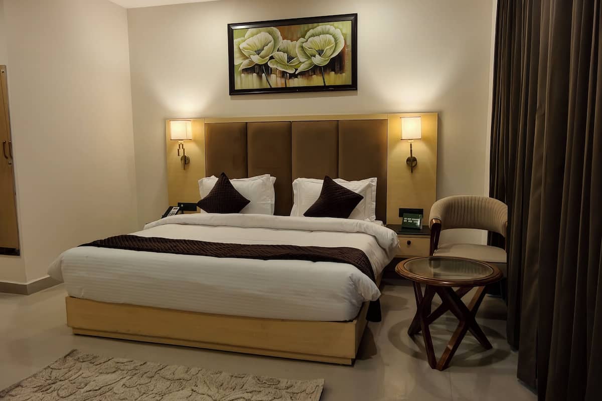 Family Room | Memory-foam beds, laptop workspace, rollaway beds, free WiFi