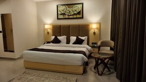 Chambre Double Confort, balcon, vue ville | Espace de travail pour ordinateur portable, Wi-Fi gratuit, draps fournis