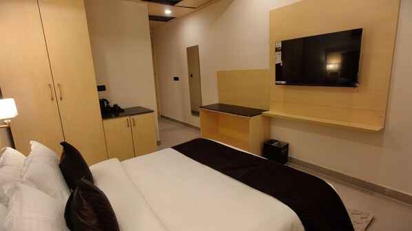 Chambre Double Confort, balcon, vue ville | Espace de travail pour ordinateur portable, Wi-Fi gratuit, draps fournis