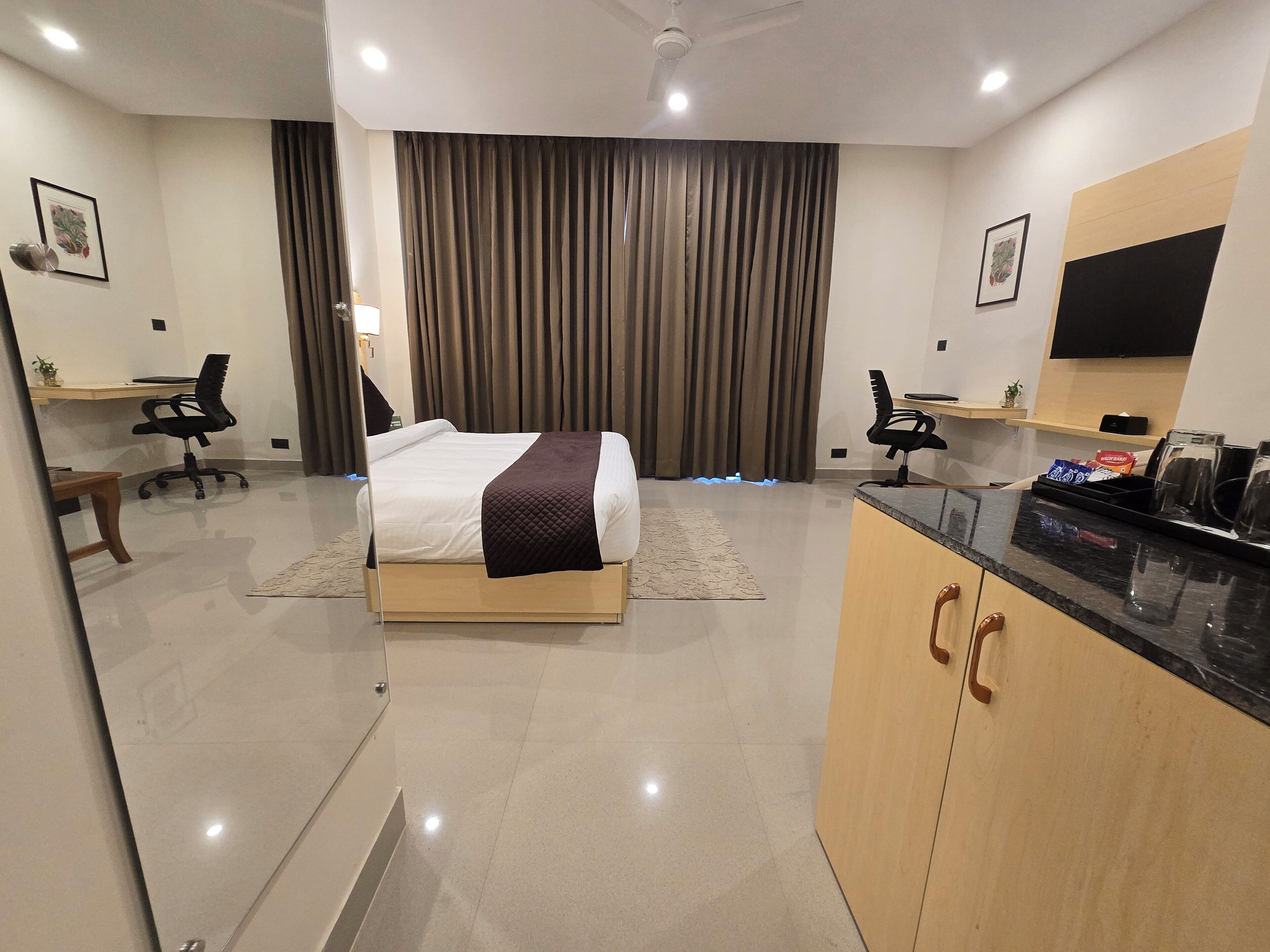 Familienzimmer | Betten mit Memory-Foam-Matratzen, laptopgeeigneter Arbeitsplatz