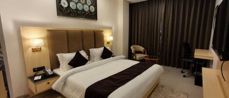 Habitación doble Confort, balcón, vista a la ciudad | Espacio para trabajar con laptop, wifi gratis y ropa de cama