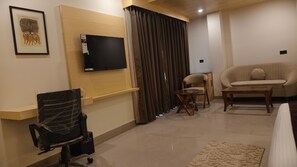 Chambre Double Confort, balcon, vue ville | Coin séjour | Télévision à écran plat de 32 pouces avec chaînes numériques