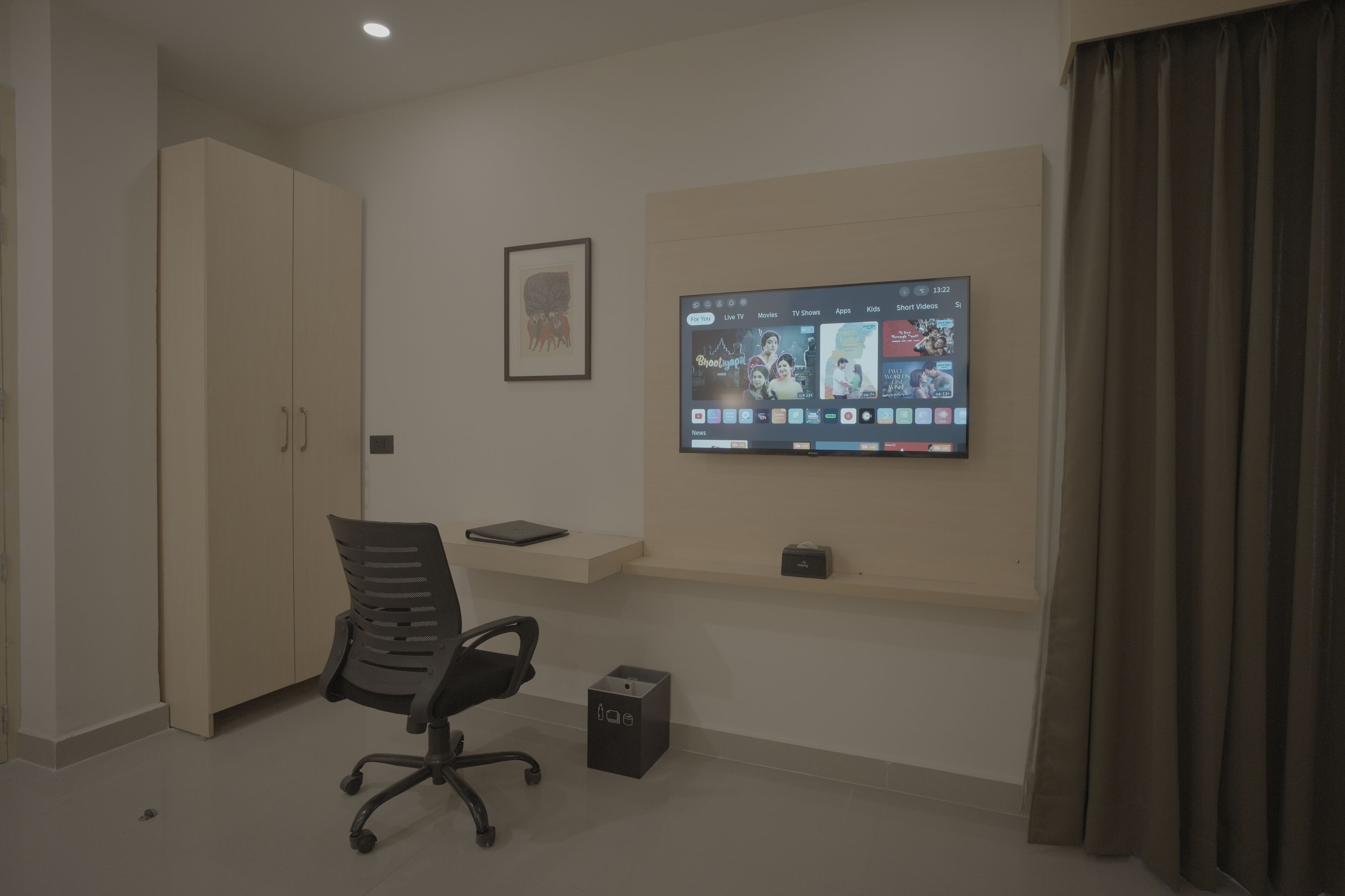 Premium Room | Living area | 32-inch flat-screen TV with digital channels