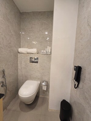 Shower, free toiletries, hair dryer, slippers - Comfort Inn Braj (Mathura)