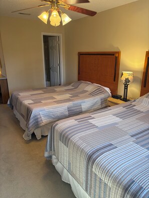 2 habitaciones, tabla de planchar con plancha, wifi y ropa de cama