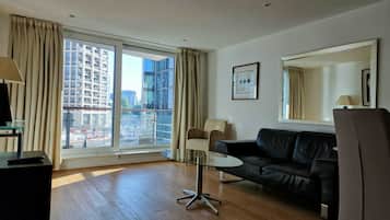 Standard Apartment, Balcony, River View | Living area