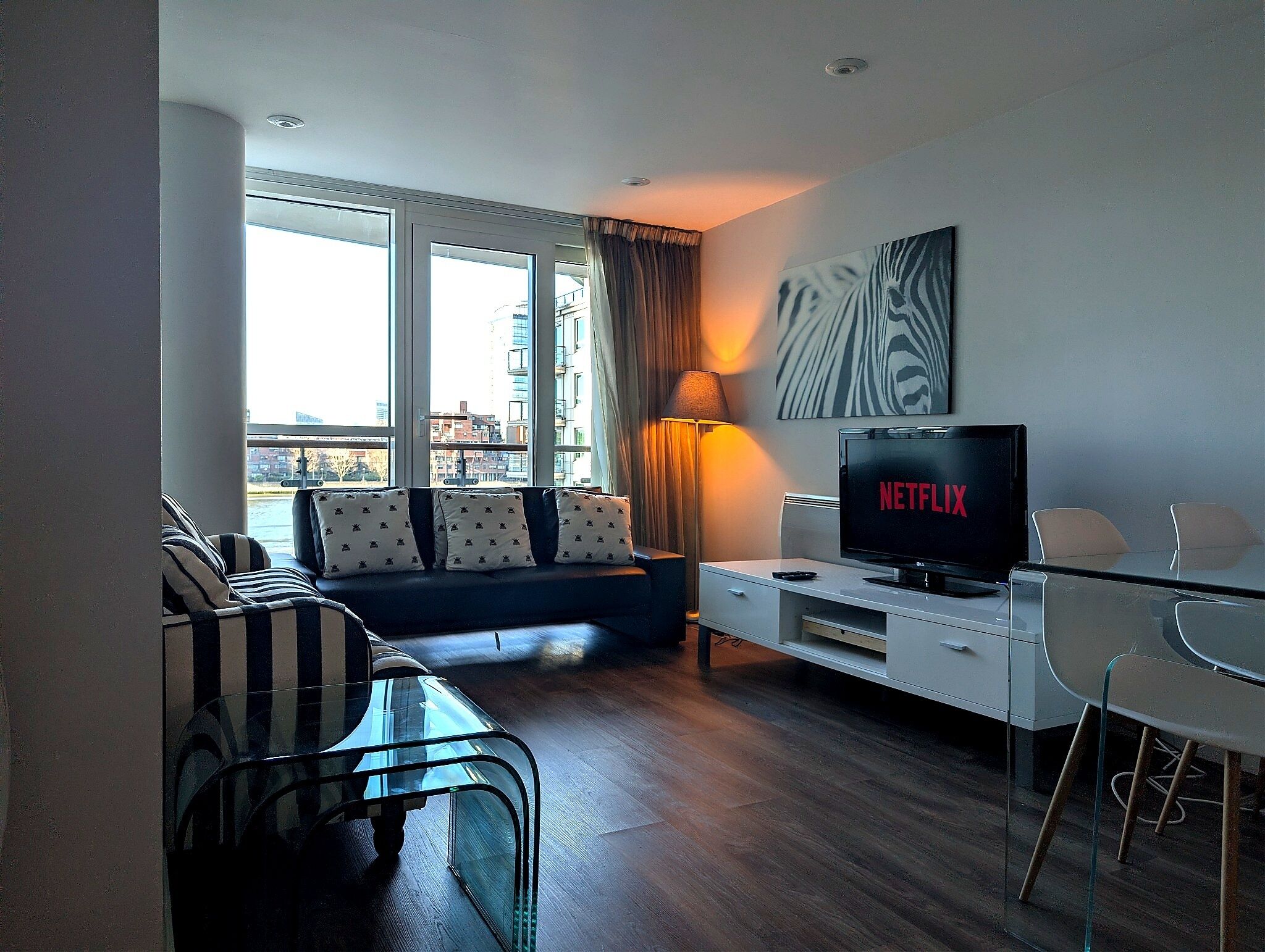 デラックス アパートメント バルコニー リバービュー | リビング エリア | 40 インチのスマートテレビ (デジタル放送視聴可)、Netflix、ストリーミングサービス