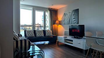 Deluxe Apartment, Balcony, River View | Living area | 40-inch Smart TV with digital channels, Netflix, streaming services