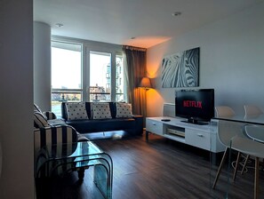 Deluxe Apartment, Balcony, River View | Living area