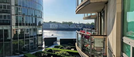 Standard-Apartment, Balkon, Flussblick | Unterkunftsgelände