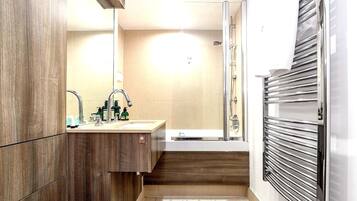 Appartement Confort, balcon, vue fleuve | Salle de bain