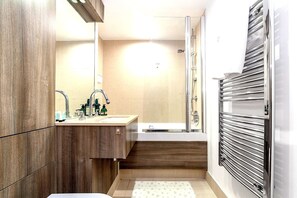 Comfort-Apartment, Balkon, Flussblick | Badezimmer