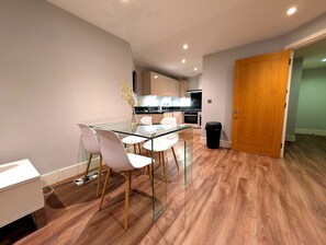Deluxe-Apartment, Balkon, Flussblick | Wohnbereich