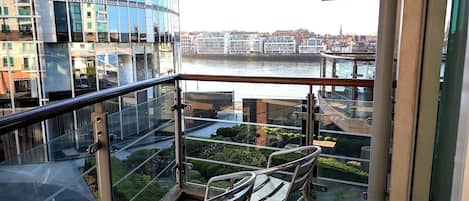 Departamento Confort, balcón, vista al río | Terraza o patio