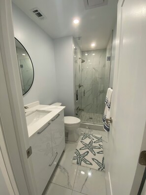 Secadora de cabello, toallas, jabón, papel de baño 