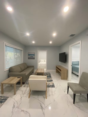 3 bedrooms, iron/ironing board, free WiFi, bed sheets - Steps to Redington beach, three bedroom duplex, newly renovated, av April 15 (Redington Shores)
