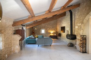 Living area - 18th century Provencal farmhouse - semi-detached - with exclusive pool area (Saint-Étienne-du-Grès)