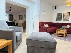 Smart TV, books - April Cottage - family sized home- pet friendly (Eastbourne)