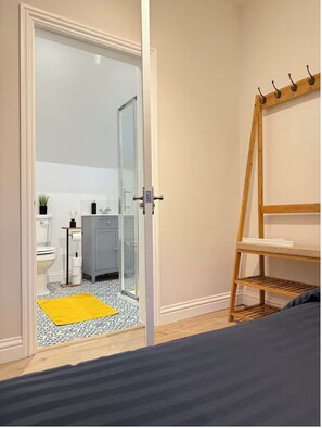 3 bedrooms, desk, iron/ironing board, free WiFi - April Cottage - family sized home- pet friendly (Eastbourne)