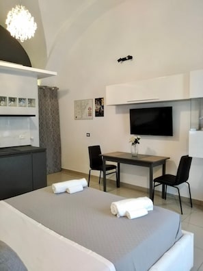 Comfort House, 1 Double Bed, Kitchen, City View | Blackout curtains, soundproofing, iron/ironing board, free WiFi