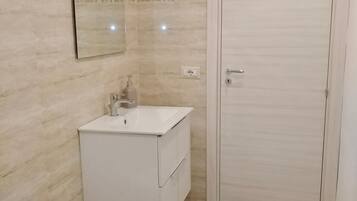 Comfort House, 1 Double Bed, Kitchen, City View | Bathroom