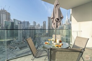 Outdoor dining - Expérience Skyview Vue Burj Khalifa Piscine , canal (Dubai)