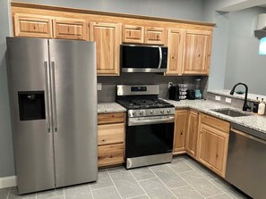 Private kitchen - New 2-bedroom townhouse near to Town, ocean, recreational & Bowdoin College #2 (Brunswick)