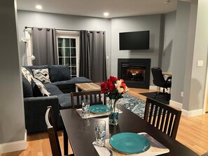 Dining - New 2-bedroom townhouse near to Town, ocean, recreational & Bowdoin College #2 (Brunswick)