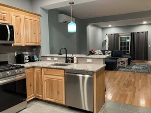 Private kitchen - New 2-bedroom townhouse near to Town, ocean, recreational & Bowdoin College #2 (Brunswick)