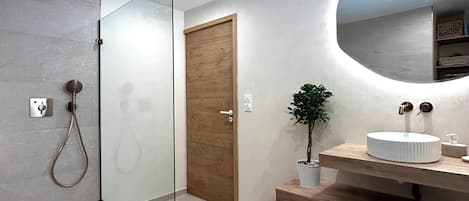 Douche, sèche-cheveux, serviettes fournies, savon