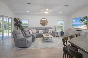 Living area - The Lazy Pelican - 4 Seat Golf Cart The Villages! Amazing location! (The Villages)