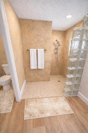 Shower, hair dryer, towels - The Lazy Pelican - 4 Seat Golf Cart The Villages! Amazing location! (The Villages)