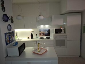 Fridge, microwave, oven, stovetop - Vacation Home in San Teodoro (Case Peschiera-lu Fraili)