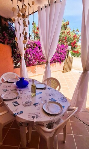 Outdoor dining - Vacation Home in San Teodoro (Case Peschiera-lu Fraili)