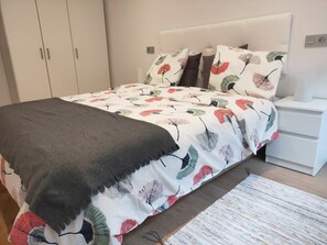3 bedrooms, iron/ironing board, WiFi, bed sheets