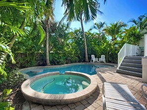 A heated pool - Island Escape- 4 bedrooms with private pool and spa!! (Holmes Beach)