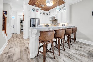 Fridge, microwave, oven, dishwasher - 🏖️Gulf Front Views | Gulfs Edge Townhome #16 - Sealee🏖️ (Panama City Beach)