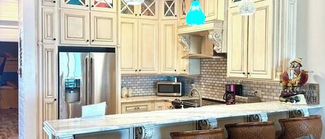 Refrigerador, microondas, horno y lavavajillas