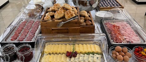 Buffet déjeuner gratuit tous les jours