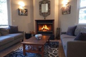 Smart TV, fireplace, DVD player, stereo - Bella Vista ~ Riverfront, Hot Tub, Guest Favorite! (Guerneville)