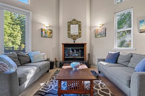 Smart TV, fireplace, DVD player, stereo - Bella Vista ~ Riverfront, Hot Tub, Guest Favorite! (Guerneville)