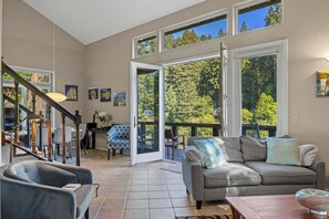 Smart TV, fireplace, DVD player, stereo - Bella Vista ~ Riverfront, Hot Tub, Guest Favorite! (Guerneville)