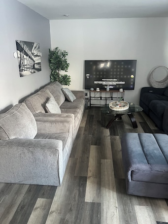 Living area. Soothing 2-bedroom house with AC in charming 3 mins from Dearborn Hts