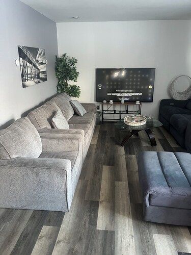 Soothing 2-bedroom house with AC in charming 3 mins from Dearborn Hts