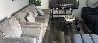 Soothing 2-bedroom house with AC in charming 3 mins from Dearborn Hts