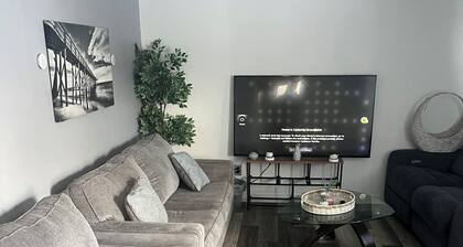 Soothing 2-bedroom house with AC in charming 3 mins from Dearborn Hts