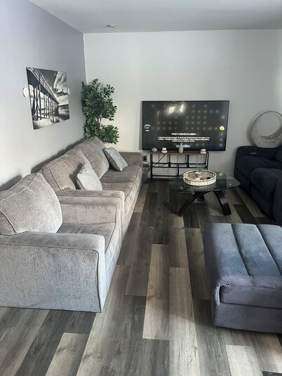 Soothing 2-bedroom house with AC in charming 3 mins from Dearborn Hts
