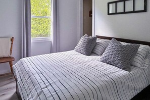 4 bedrooms, free WiFi - Whimsical Waterside Cottage (Sharbot Lake)